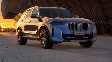 BMW X5 'i yeniden tasarladım. Bu son beş yılda X5 'in ilk ciddi yüz gerdirmesi.