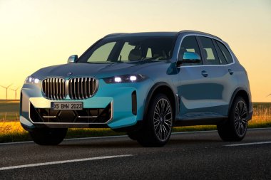 BMW X5 'i yeniden tasarladım. Bu son beş yılda X5 'in ilk ciddi yüz gerdirmesi.