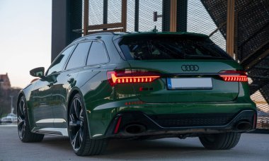 Audi RS6 Avant - kentsel alanda spor bir steyşın vagon