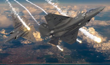 Savunma manevrası sırasında bir çift Lockheed Martin F-35 Lightning II uçağı..