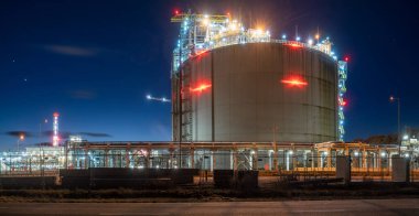 Gece-panoramasında LNG depolama tankı
