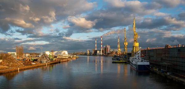 Iparosodott Táj Kikötő Erőmű Hajógyár Roncstelep — Stock Fotó