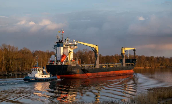 Cargo Ship Entering Port Assisted Tugboat — Stock Photo, Image