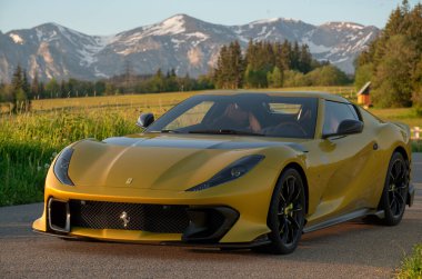 Ferrari 812 Yolda Rekabet