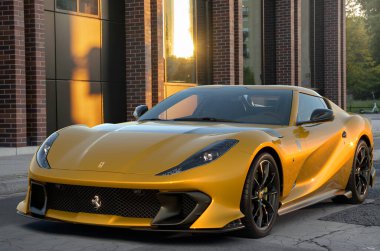 Ferrari 812 Yolda Rekabet