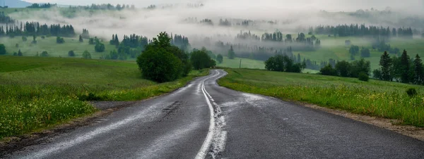 多雾的早晨山路 — 图库照片