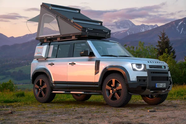 Land Rover Defender Dzikim Terenie Wyposażony Sprzęt Ekspedycyjny Namiot Dachowy — Zdjęcie stockowe