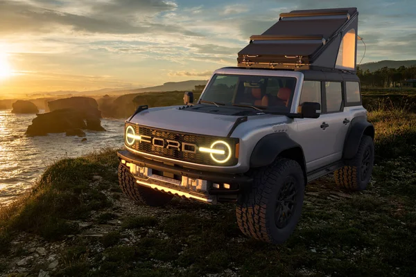 Ford Bronco Raptor Vahşi Arazide Keşif Ekipmanları Bir Çatı Çadırıyla — Stok fotoğraf