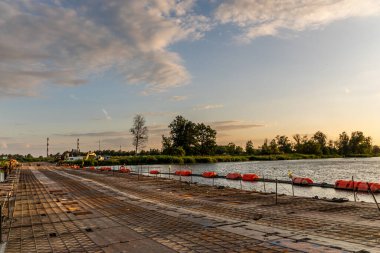 Ağır askeri teçhizat geçişi için askeri duba köprüsü.