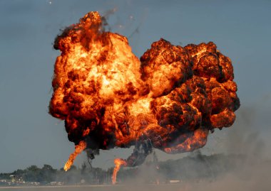 Napalm benzeri havai fişek malzemesi zemininde seri patlamalar