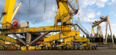 Tersanedeki büyük vinç.