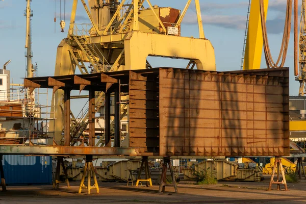Ein Schweres Maschinenteil Aus Der Schiffbauindustrie — Stockfoto