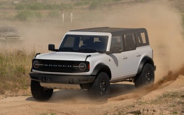 Ford Bronco vahşi doğada hızlı sürüş yaparken