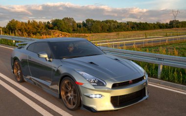 2024 GT-R: Nissan 'ın 4 koltuklu efsanevi süper arabası, güçlü bir V6 motoru ve son teknoloji ürünü.