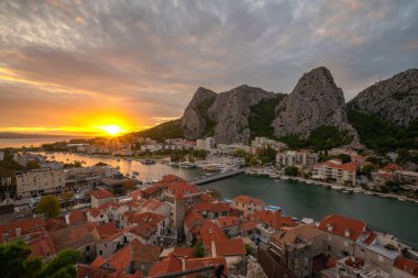 Hırvatistan 'ın Dalmaçya kentindeki eski Omis kasabasının manzarasına romantik bir bakış