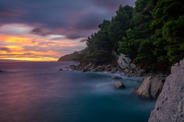 Fırtınalı bir günbatımında Makarska Riviera 'nın kayalık kıyı şeridinin muhteşem manzarası