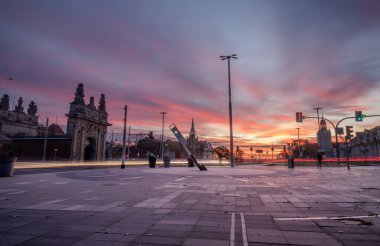 Polonya Szczecin 'in temsilci bölgesinde sonbahar gündoğumu boyunca meydanda güneş saati
