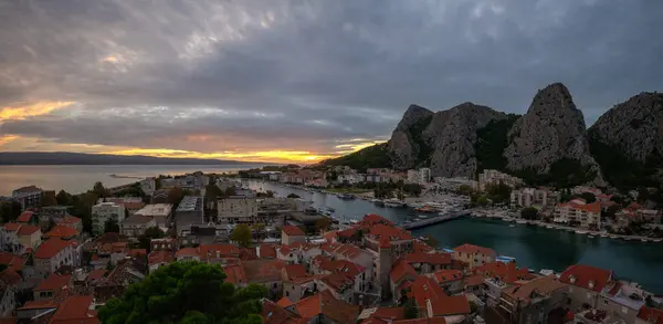 Romantyczny Widok Panoramę Starego Miasta Omis Dalmacji Chorwacja — Zdjęcie stockowe