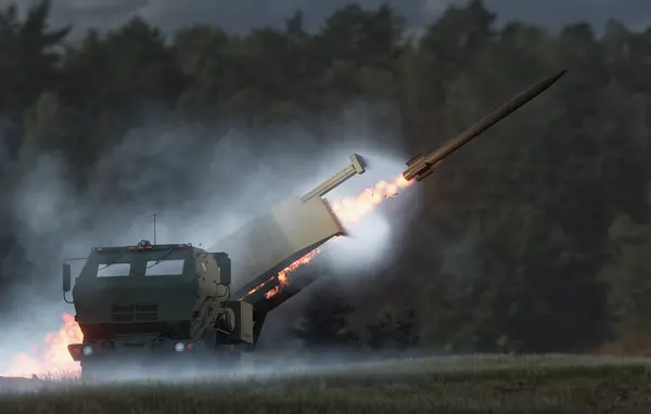 High Mobility Rocket Artillery System Firing — Stock Photo, Image