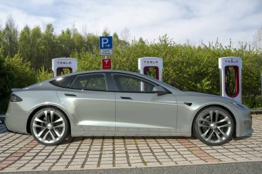 Tesla Model S ekose - piyasadaki en güçlü elektrikli araba.