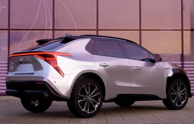 Toyota bZ4X, markanın ilk elektrikli arabası.