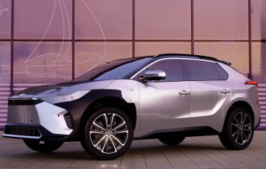 Toyota bZ4X, markanın ilk elektrikli arabası.