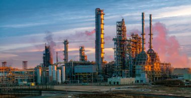 Polonya 'da güneşin doğuşuyla aydınlanan modern, büyük bir polimer fabrikası.