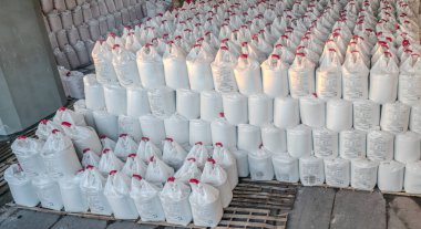 Depoda gübre torbaları yığını