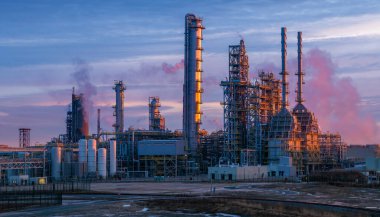 Polonya 'da güneşin doğuşuyla aydınlanan modern, büyük bir polimer fabrikası.