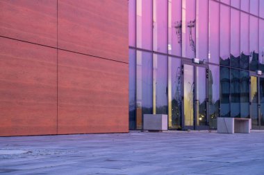 Kentsel alandaki modern bina. Görüntü: cgi backplakası üretimi.