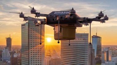 Amazon Prime Air Drone modern bir şehrin merkezine bir paket teslim ediyor.