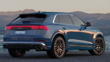 Szczecin, Polonya-Şubat 2024: TAudi SQ8 - güç ve sofistike stil 3D sunucu.