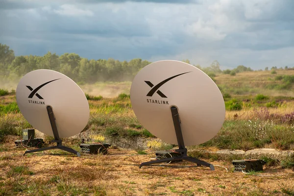 Szczecin, Polonya-Şubat 2024: TSTARLINK uydu internet terminali 3D görüntüleyici.