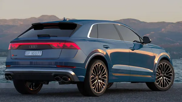 Szczecin, Polonya-Şubat 2024: TAudi SQ8 - güç ve sofistike stil 3D sunucu.