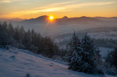Polonya 'daki Pieniny dağlarında kış gündoğumunu gösteren güzel kış manzarası