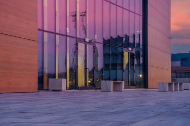 Kentsel alandaki modern bina. Görüntü: cgi backplakası üretimi.