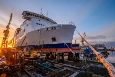 Ro-Ro / Yolcu gemisi tamirhanenin rıhtımında.