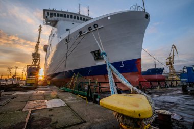 Ro-Ro / Yolcu gemisi tamirhanenin rıhtımında.