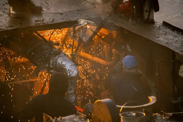กระบวนการข ดเร อแม ยวข องก บการต ดไฟฉายอะเซท นโดยคนงาน — ภาพถ่ายสต็อก