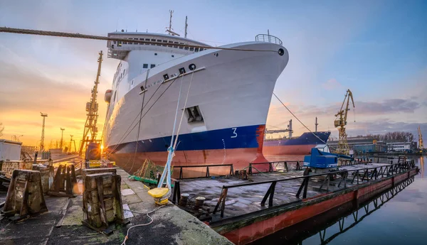 Ro-Ro / Yolcu gemisi tamirhanenin rıhtımında.