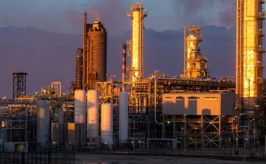 Modern, büyük bir polimer fabrikası.