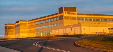 Amazon Lojistik Merkezi Depo Salonu ve Yolu