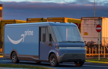Amazon logosuna sahip BrightDrop Zevo lüks elektrikli minibüs.