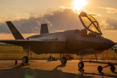 Lockheed Martin F-35A Şimşek akşam uçuşuna hazırlanıyor