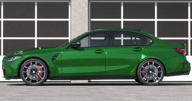 BMW M3 Yarışması garajın önünde duruyor