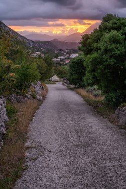 Dalmaçya 'da Biokovo dağının tepesinde güneşin doğuşunu gören manzaralı bir yol.