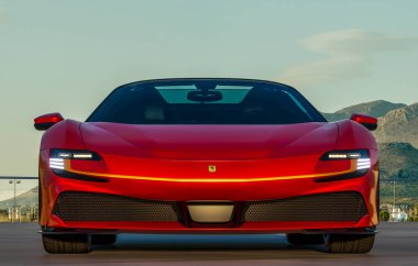 Ferrari SF90 Spider, İtalyan otomobilinde devrim niteliğinde, üstün performans, gelişmiş teknoloji ve sürdürülebilir hareketliliği birleştiren bir adımdır..