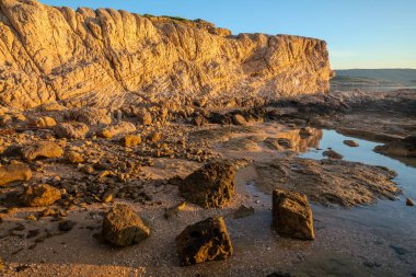 Hırvatistan 'ın Rab adasındaki Geopark' ta güzel bir gündoğumu sırasında yüksek uçurumlar