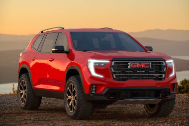 2024 GMC Acadia- orta boy SUV