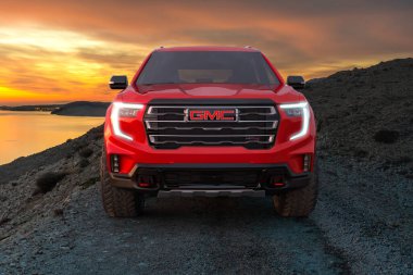 2024 GMC Acadia- orta boy SUV